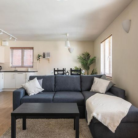 Spacious 2Br Flat - 2 Free Parking Spaces - Near Lgw Airport Кроули Екстериор снимка