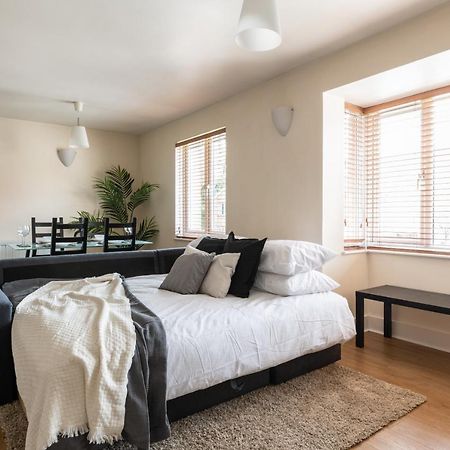 Spacious 2Br Flat - 2 Free Parking Spaces - Near Lgw Airport Кроули Екстериор снимка