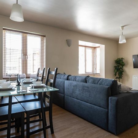 Spacious 2Br Flat - 2 Free Parking Spaces - Near Lgw Airport Кроули Екстериор снимка