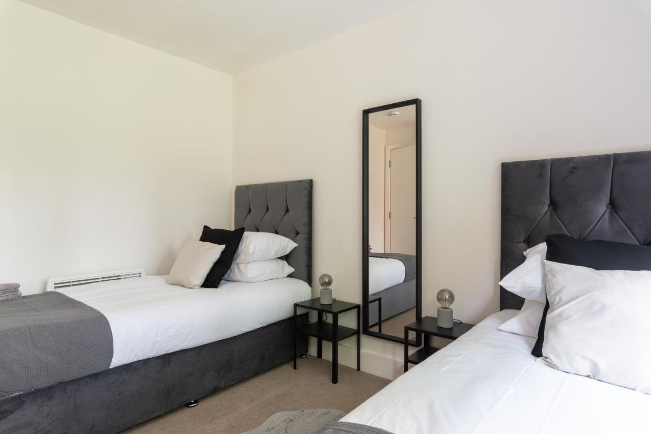 Spacious 2Br Flat - 2 Free Parking Spaces - Near Lgw Airport Кроули Екстериор снимка