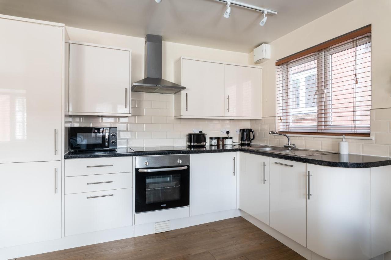 Spacious 2Br Flat - 2 Free Parking Spaces - Near Lgw Airport Кроули Екстериор снимка
