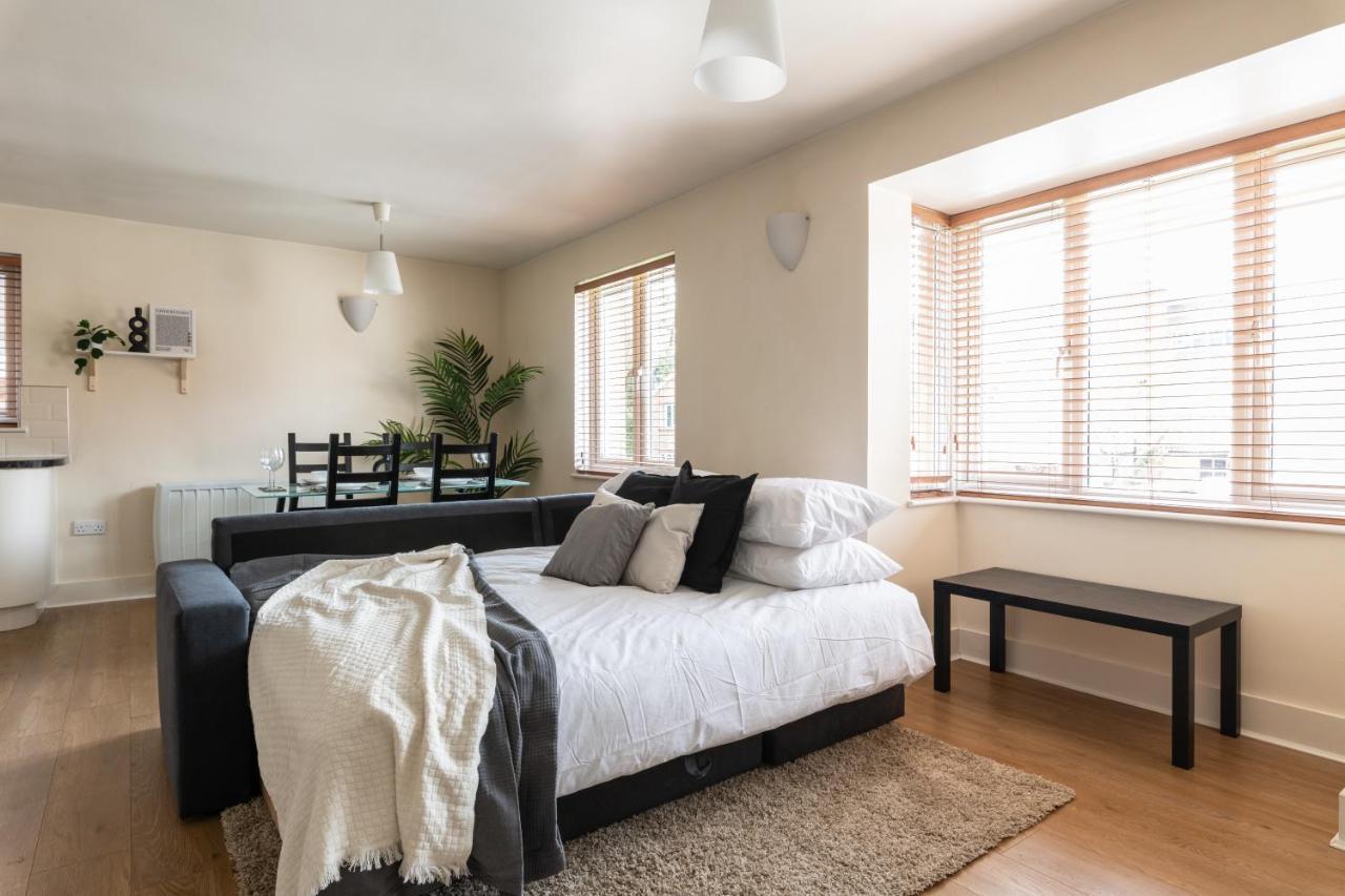 Spacious 2Br Flat - 2 Free Parking Spaces - Near Lgw Airport Кроули Екстериор снимка