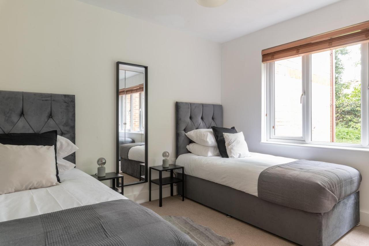 Spacious 2Br Flat - 2 Free Parking Spaces - Near Lgw Airport Кроули Екстериор снимка