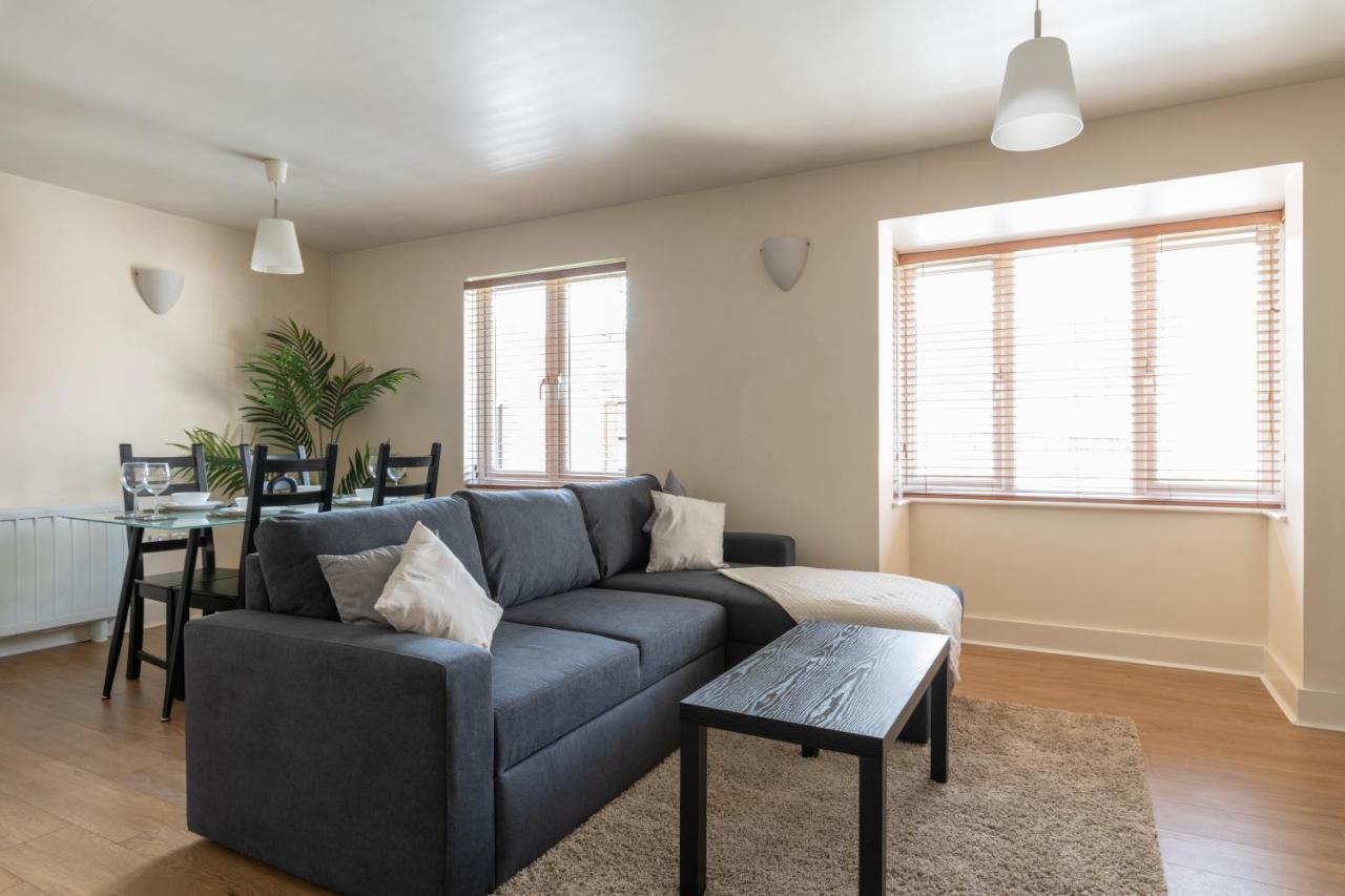 Spacious 2Br Flat - 2 Free Parking Spaces - Near Lgw Airport Кроули Екстериор снимка