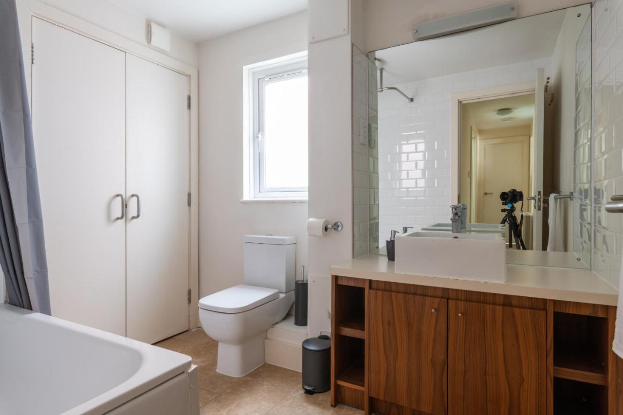 Spacious 2Br Flat - 2 Free Parking Spaces - Near Lgw Airport Кроули Екстериор снимка