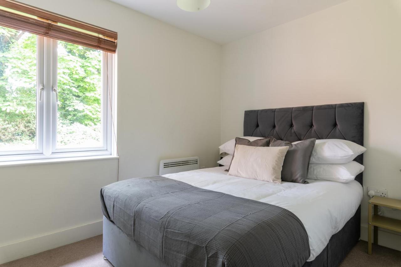Spacious 2Br Flat - 2 Free Parking Spaces - Near Lgw Airport Кроули Екстериор снимка