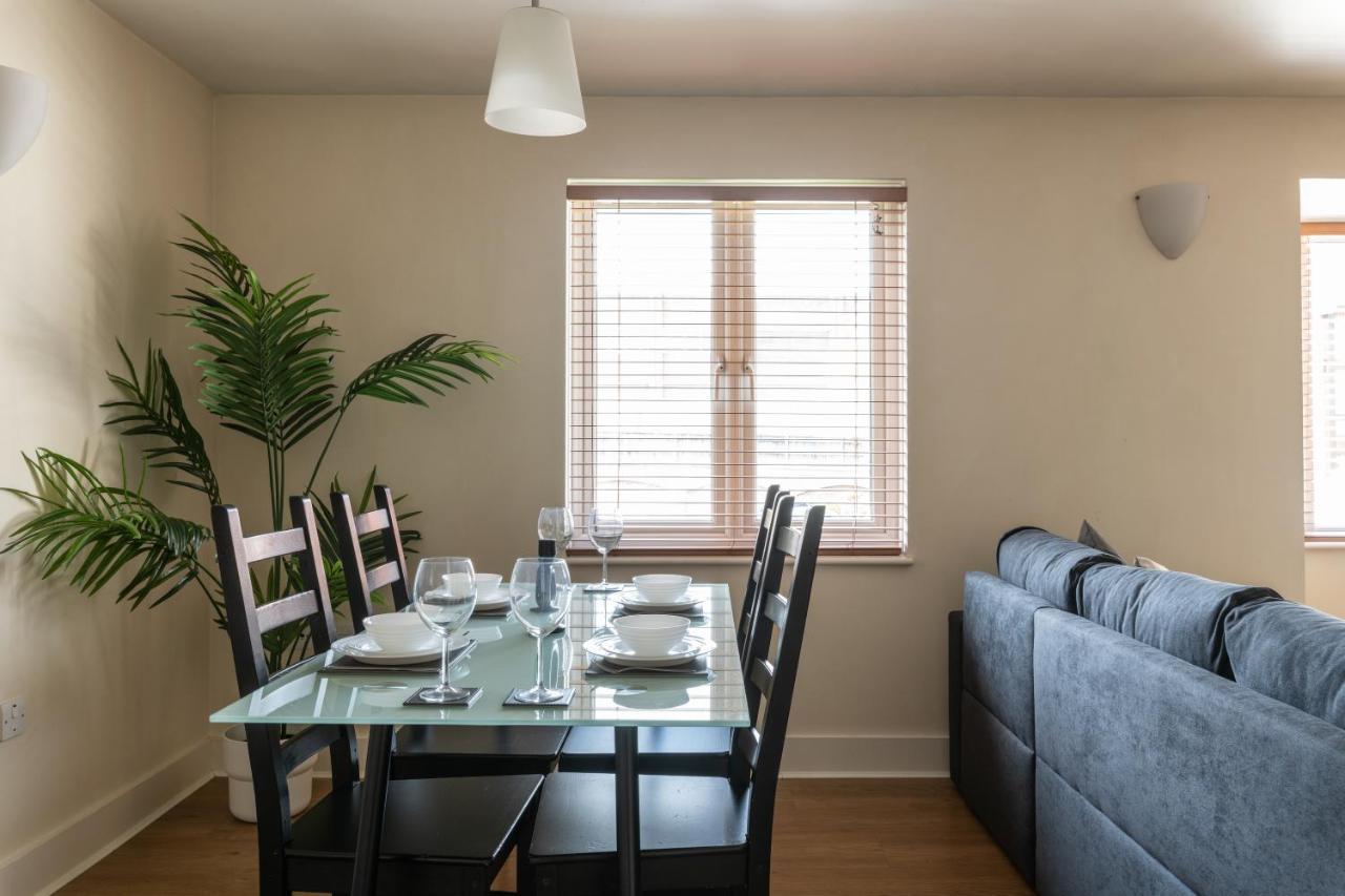 Spacious 2Br Flat - 2 Free Parking Spaces - Near Lgw Airport Кроули Екстериор снимка
