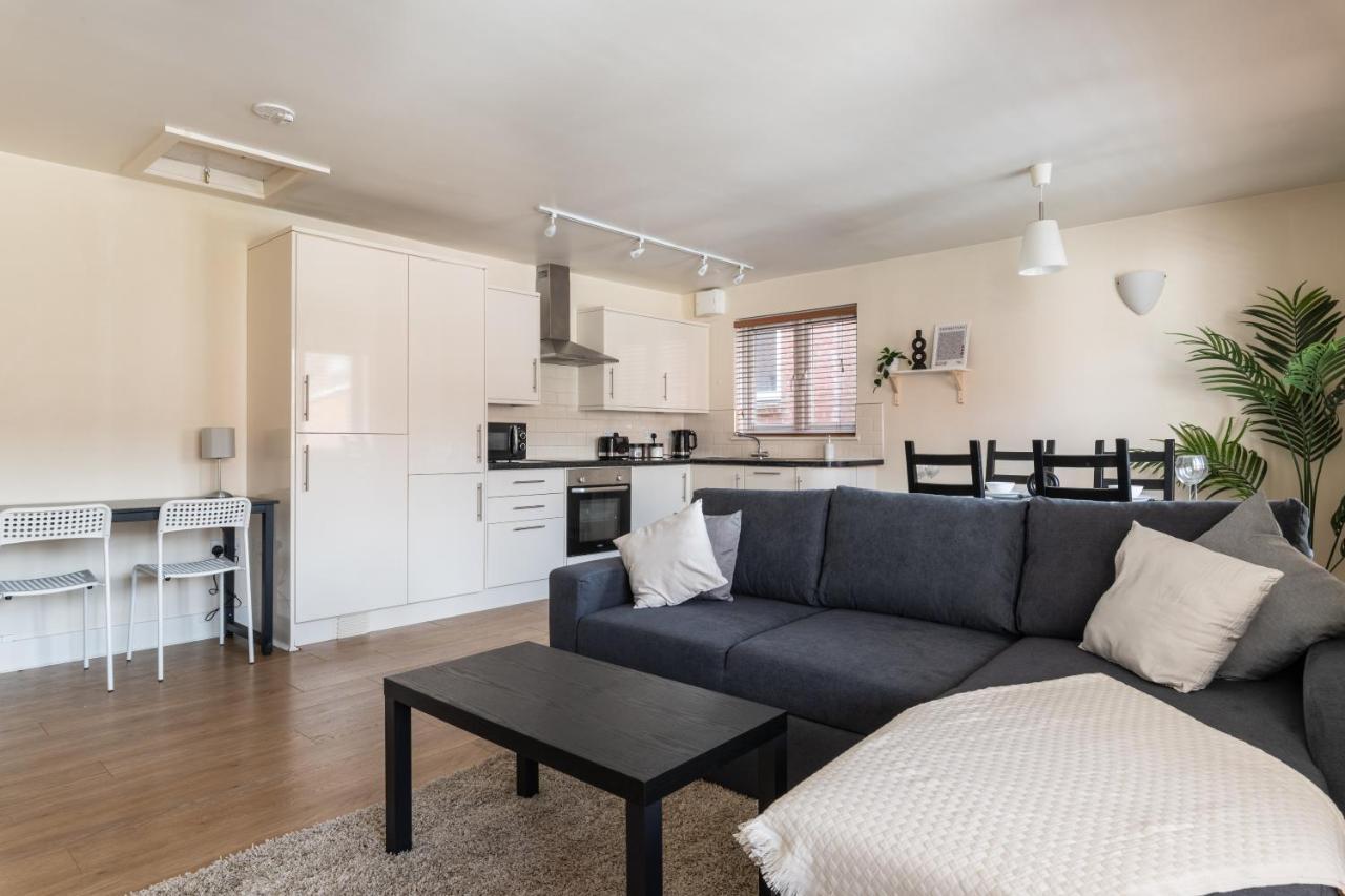 Spacious 2Br Flat - 2 Free Parking Spaces - Near Lgw Airport Кроули Екстериор снимка
