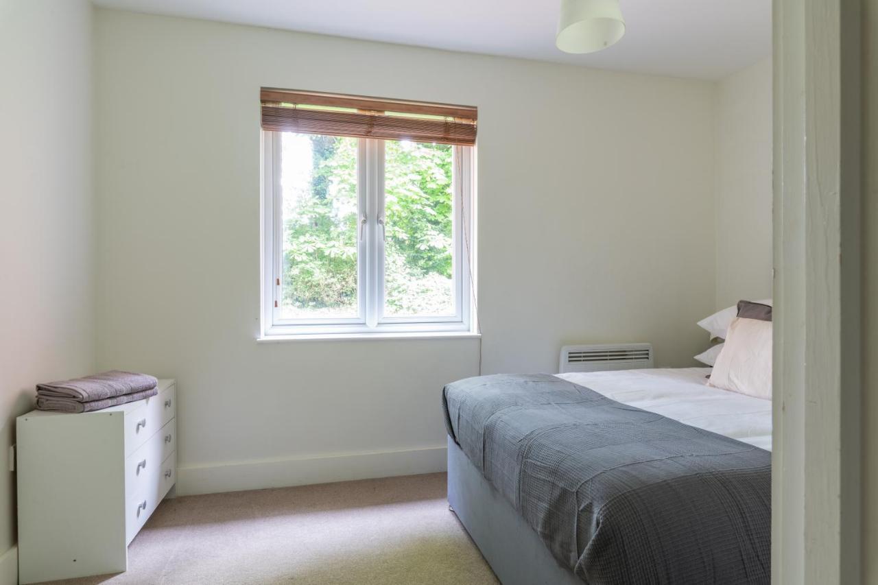 Spacious 2Br Flat - 2 Free Parking Spaces - Near Lgw Airport Кроули Екстериор снимка