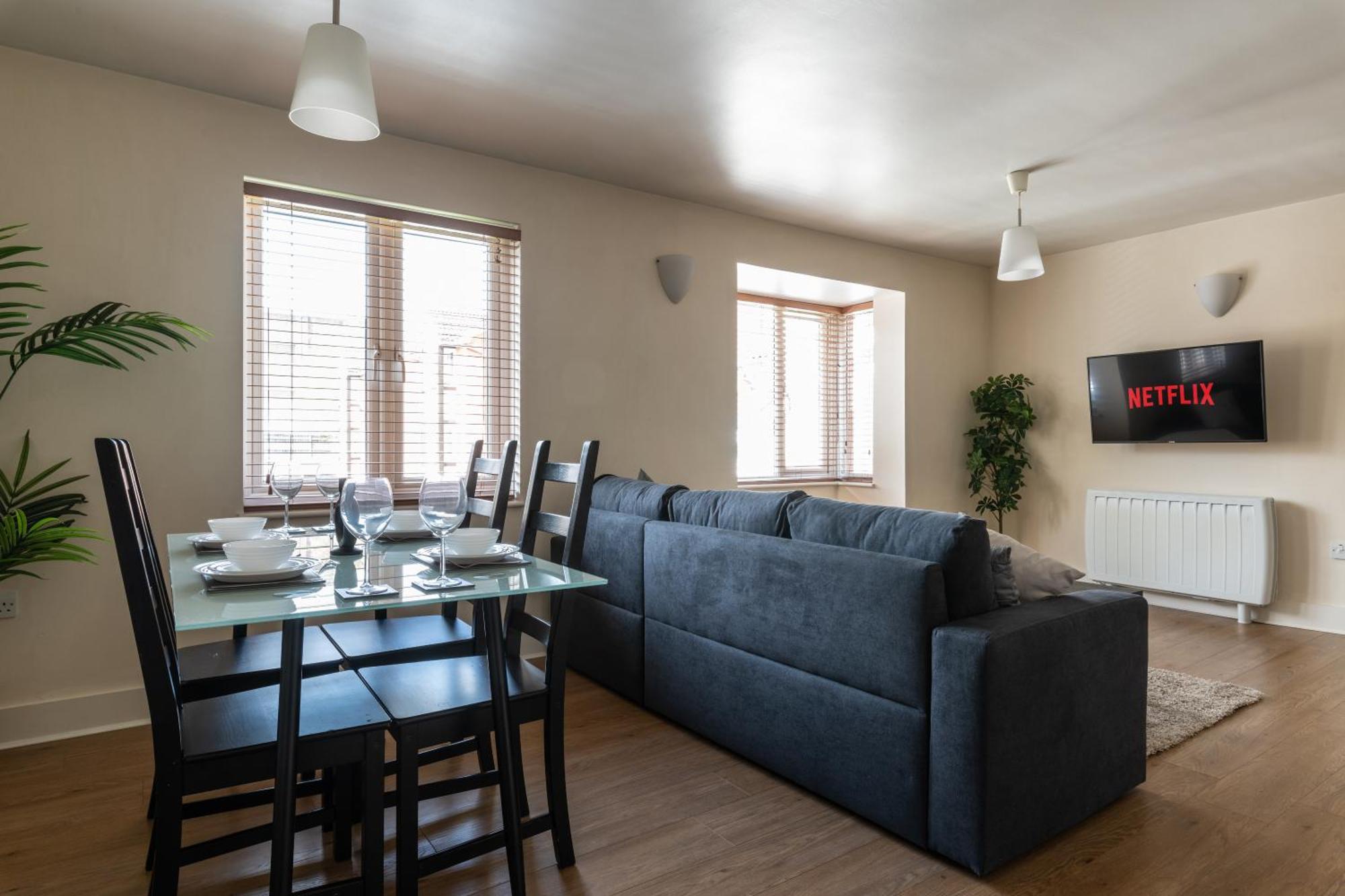 Spacious 2Br Flat - 2 Free Parking Spaces - Near Lgw Airport Кроули Екстериор снимка